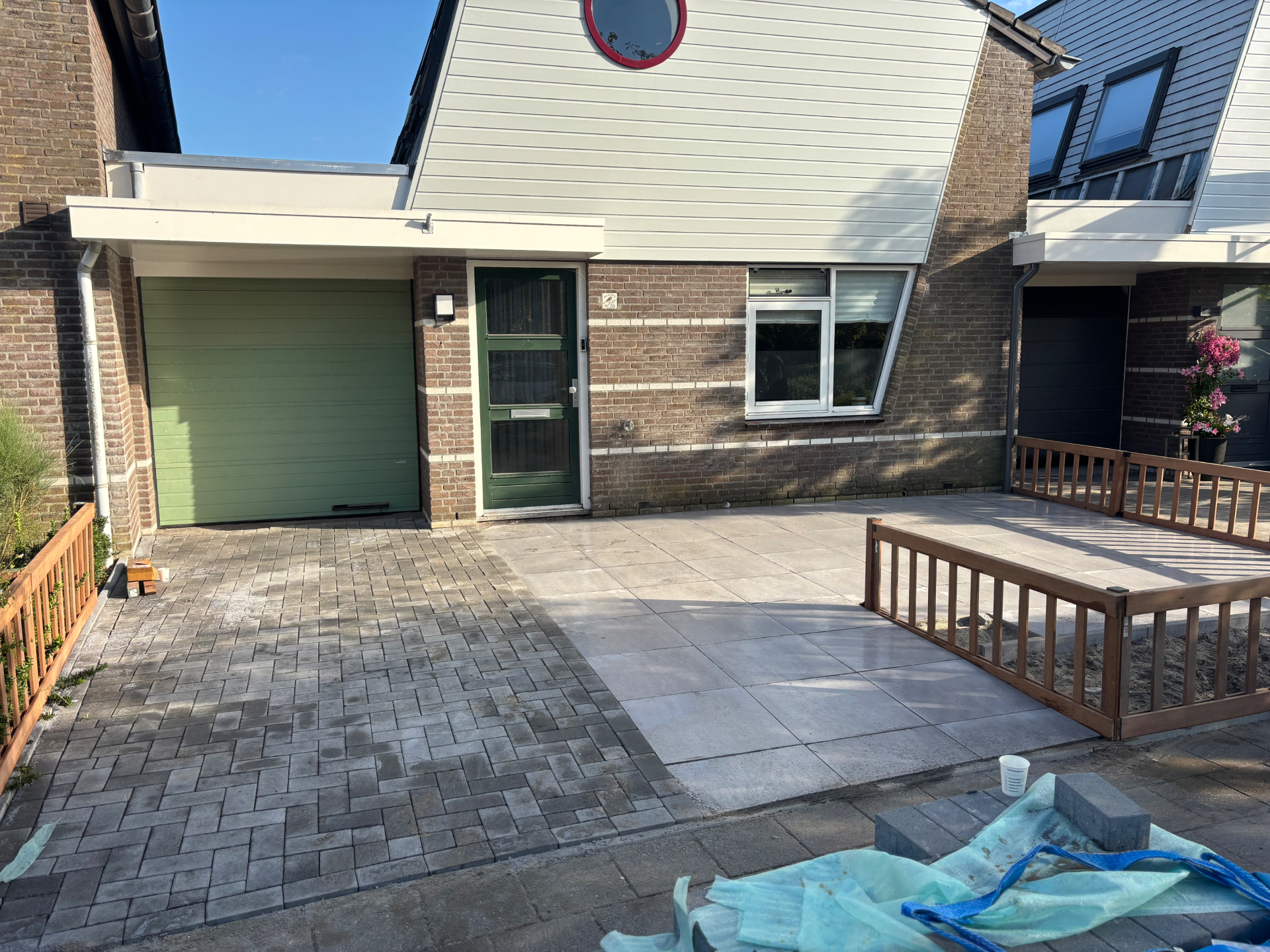 Oprit in klinkers met keramisch terras en carport