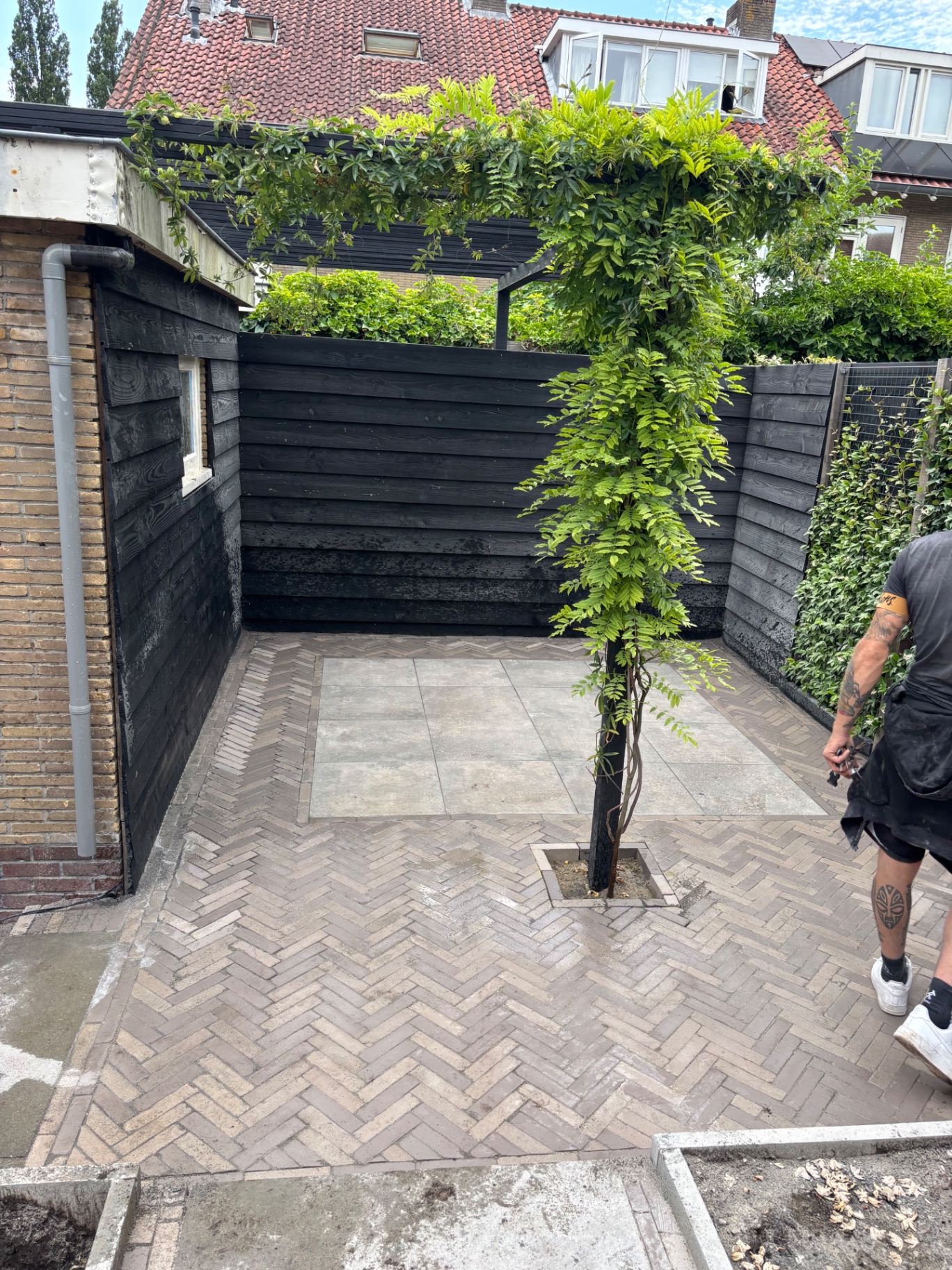 Moderne tuin met natuursteen bestrating bij zonsondergang